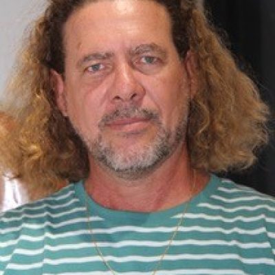 Artist in Curaçao Angel Luis de la Rosa Gonzáles